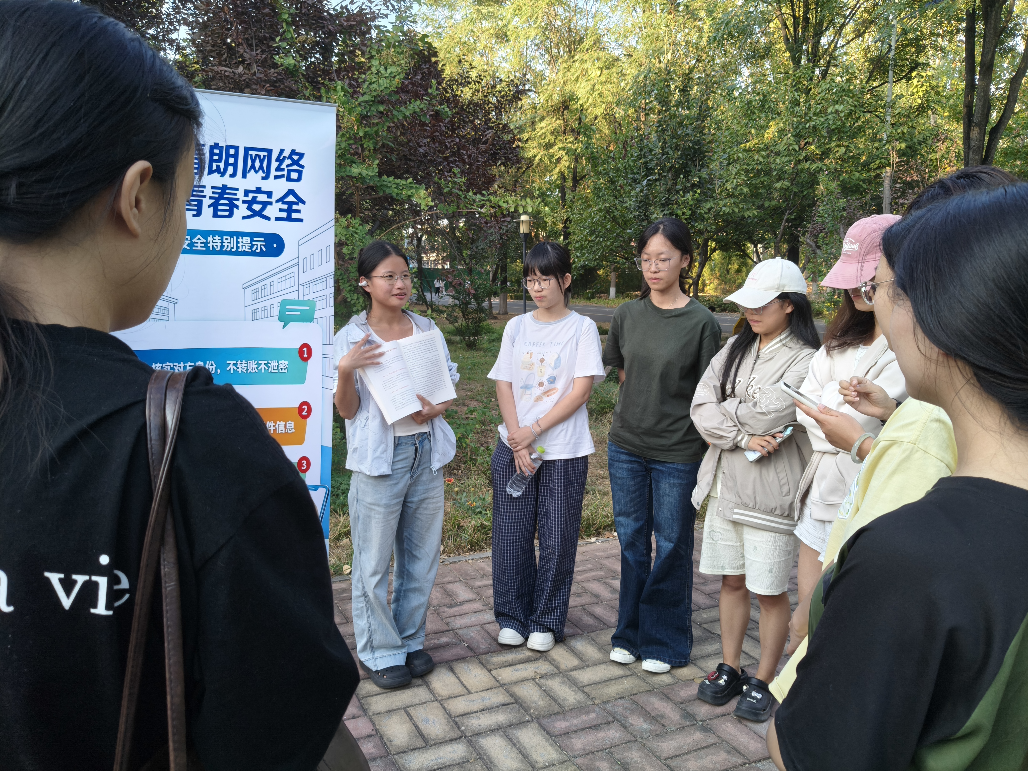 新时代文学社开展“网络筑防线，青春守家园”网络安全周宣讲活动