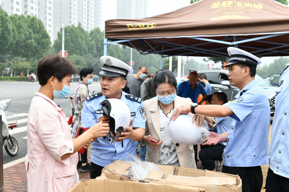 交通文明提升-2021年8月30日 经开区交警中队免费发送电动车头盔1.JPG