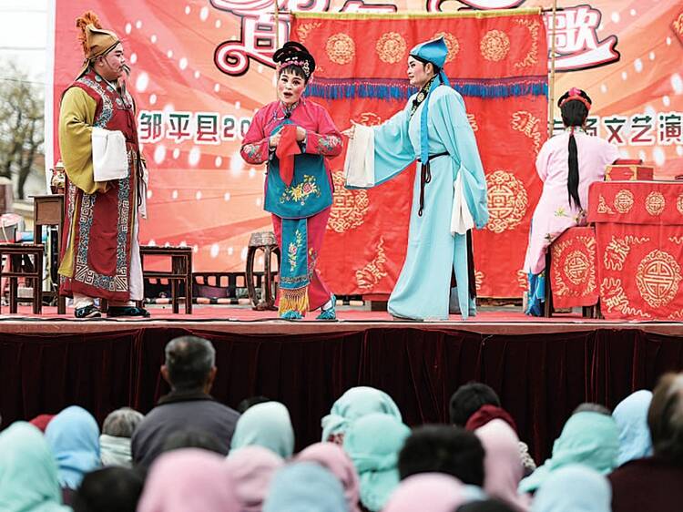 邹平市吕剧团演员在孙镇小三户村为农民演出吕剧《姊妹易嫁》。
