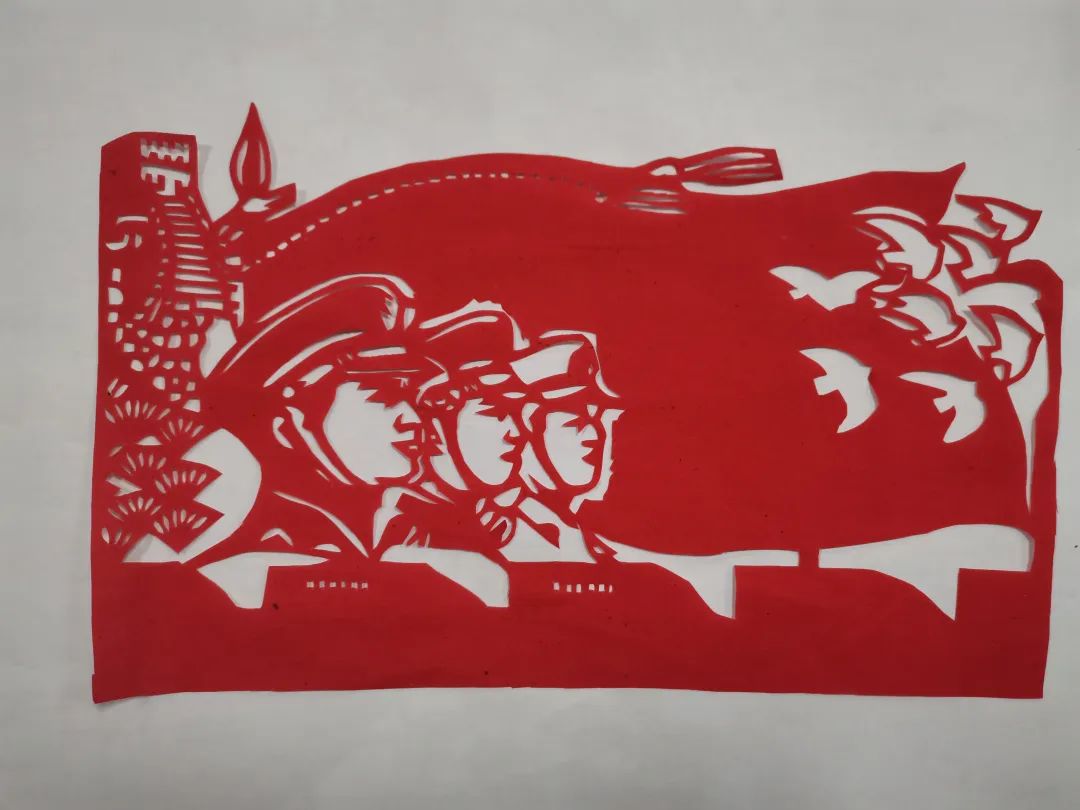 新区举行非遗剪纸献礼海军节活动