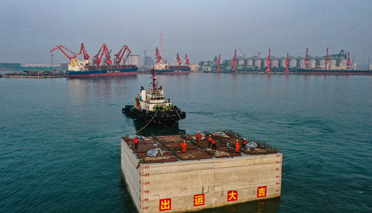 山东港口青岛港华能码头二期工程首件沉箱成功安装