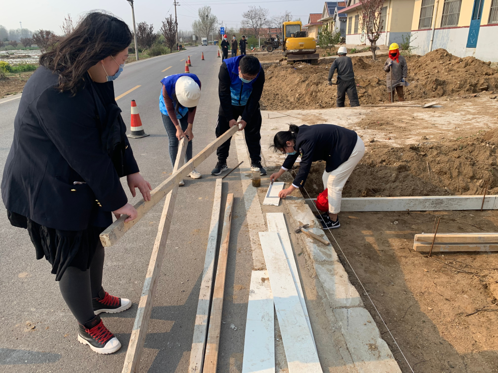 网格员助力测量道路尺寸