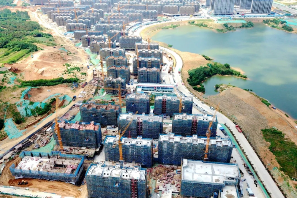 黄岛街道:幸福小镇-岛外九社区搬迁改造项目多层住宅全部封顶-青岛西