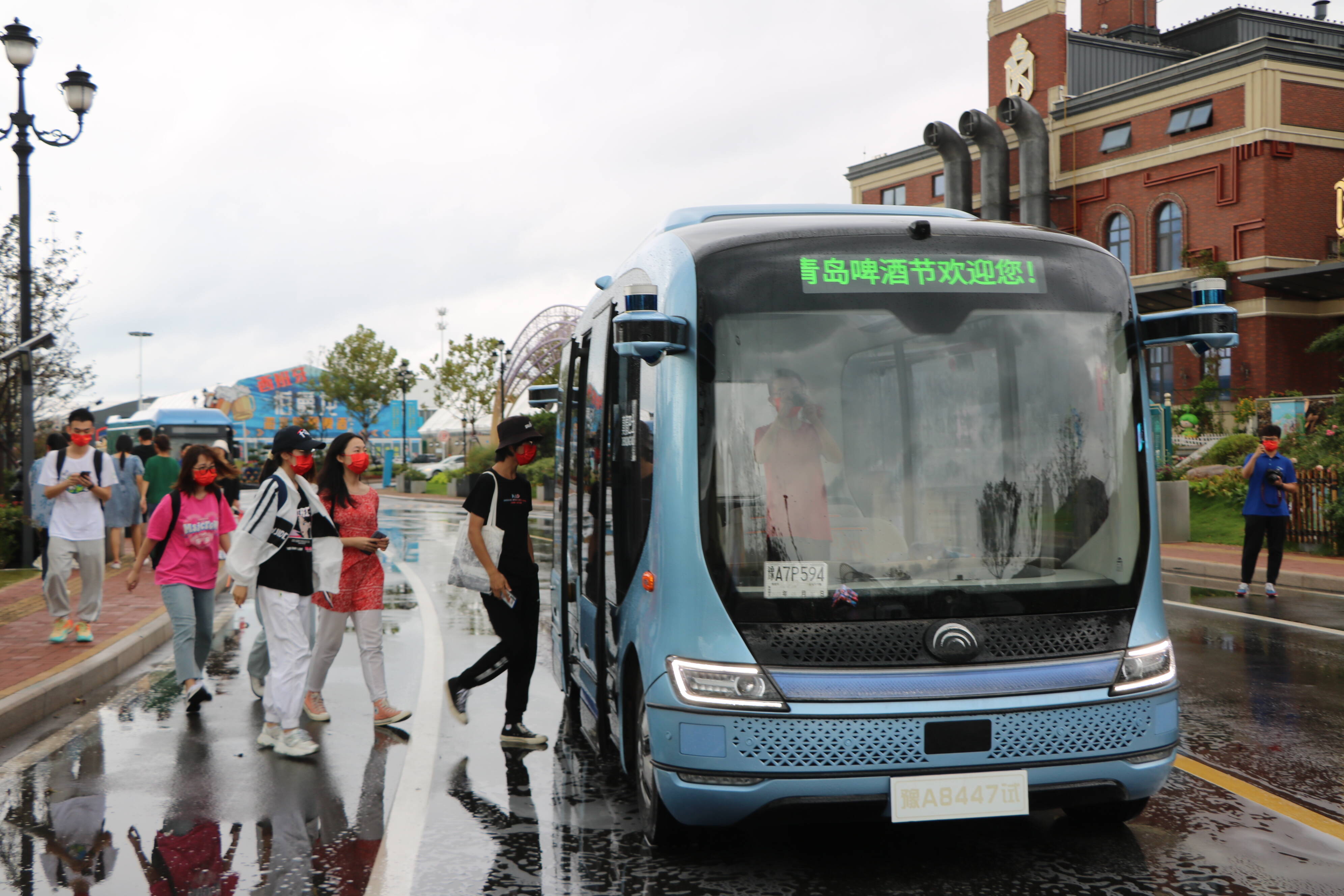 自动驾驶巴士在青岛西海岸新区首次与市民见面