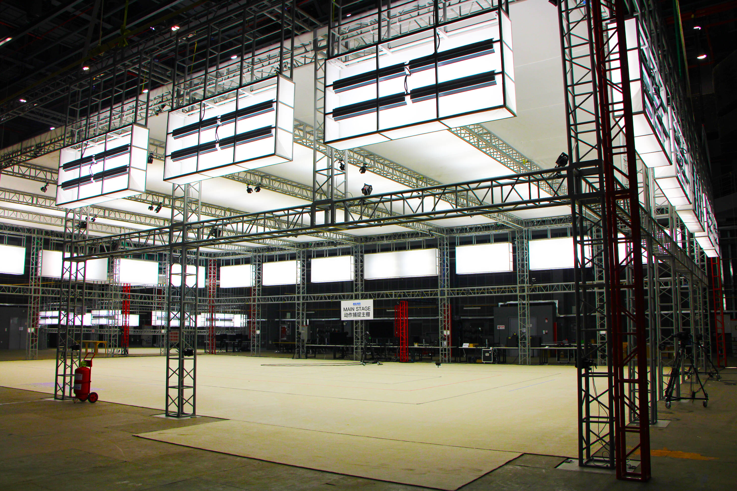 落成三年多来,这座朝气蓬勃的影视基地依托40个国际顶级摄影棚,32个多