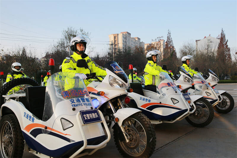 青岛黄岛公安交警特勤铁骑启动开启滨海大道快速勤务新模式