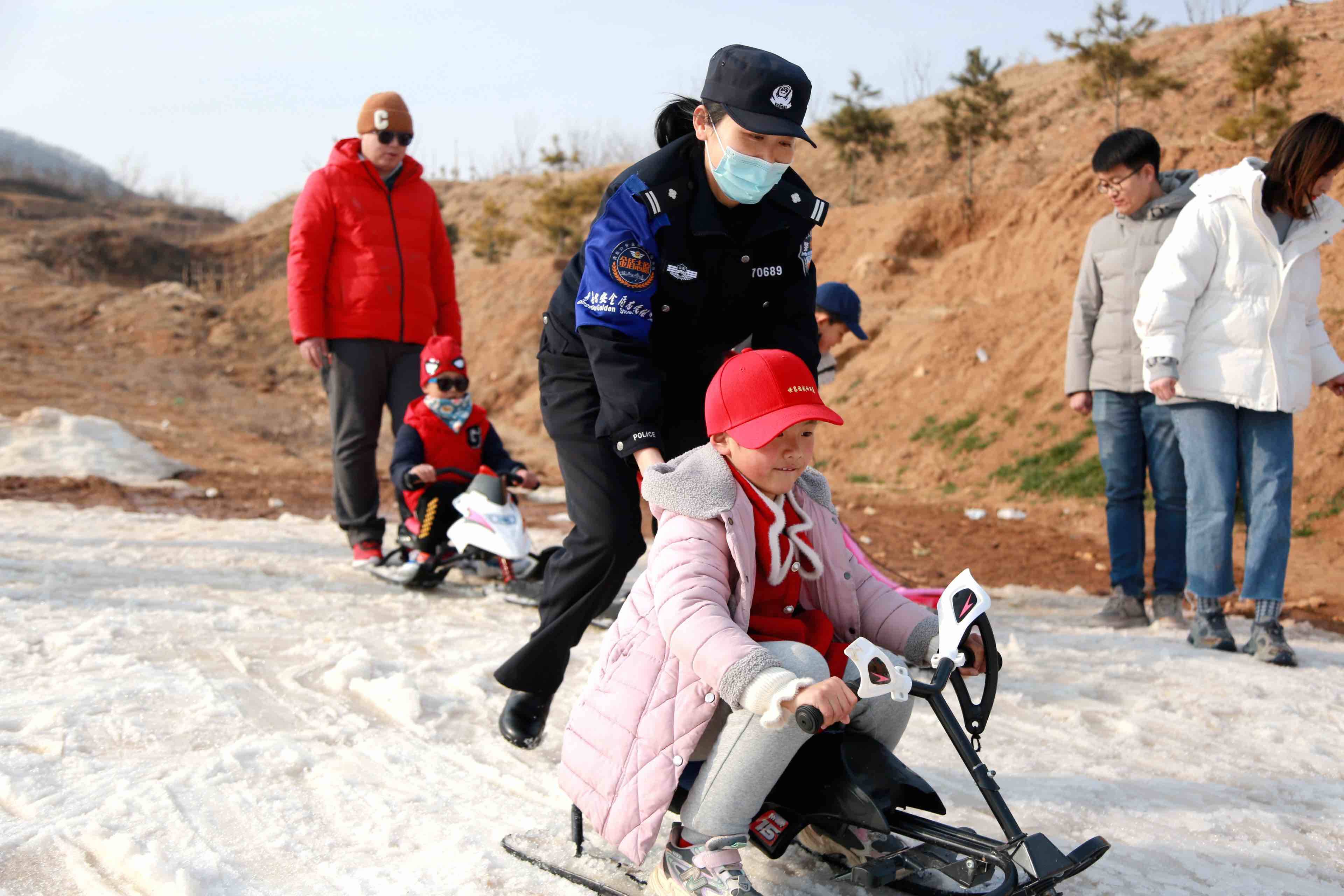 黃島公安金盾志願服務呵護貧困兒童暢遊冰雪世界-青島西海岸新聞網