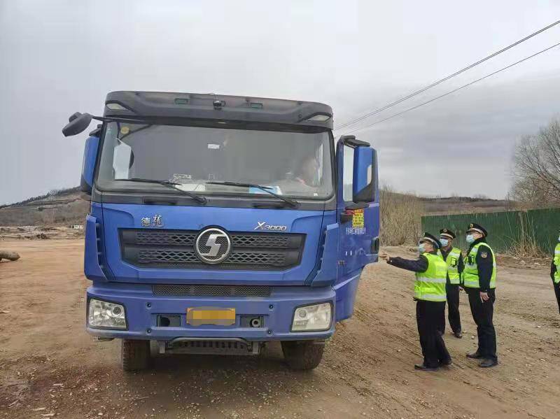 今年以來,靈珠山綜合執法中隊在轄內各建設工地和渣土運輸車密集路段