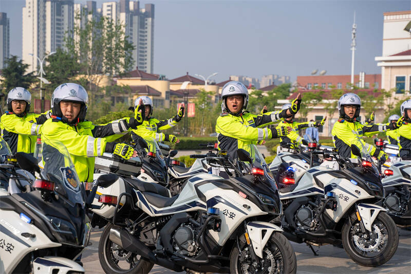 青岛黄岛交警誓词励初心铁骑威武出征保平安