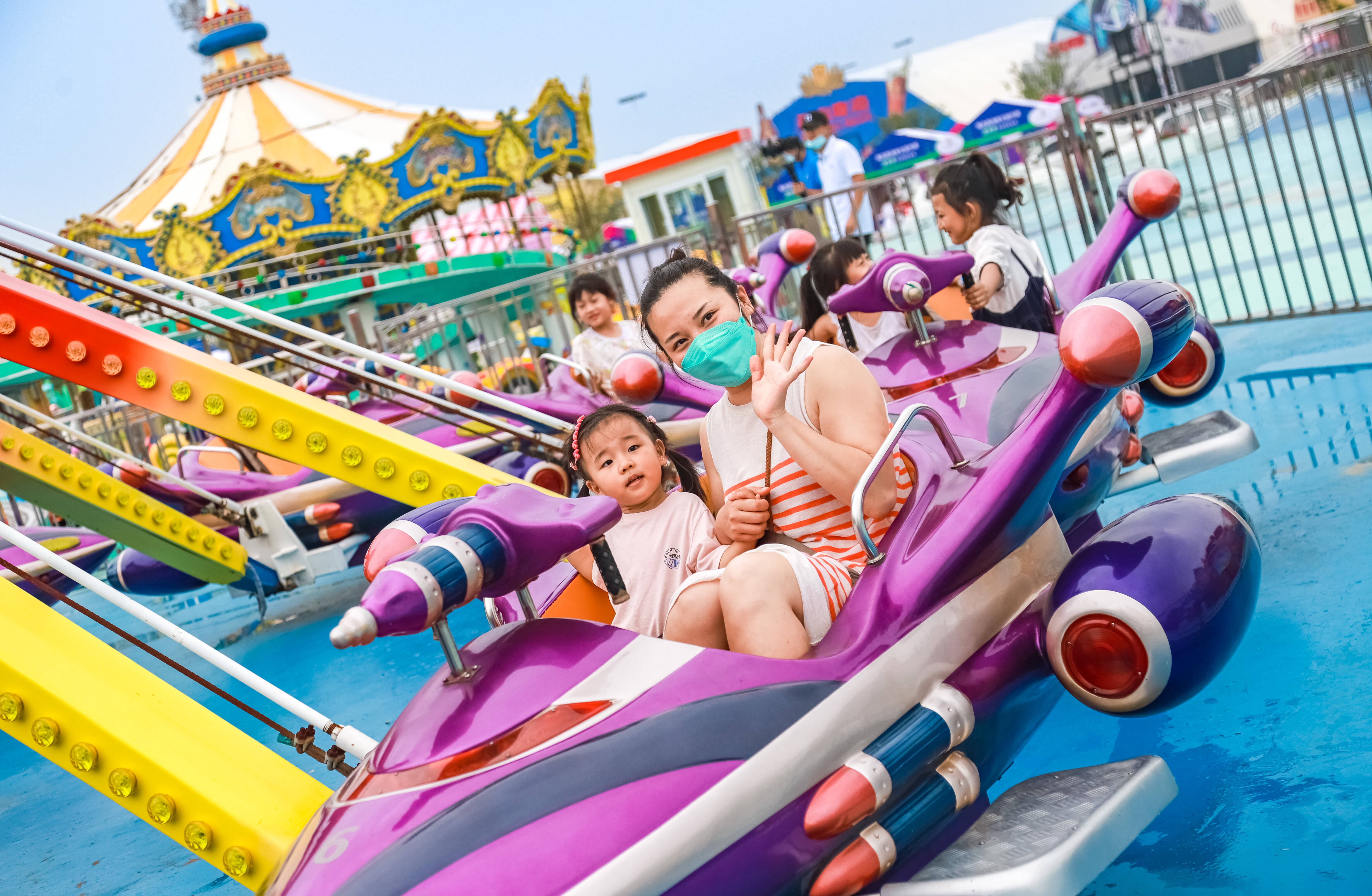 裸眼3d梦幻灯组文创市集新亮点新业态汇聚金沙滩啤酒城