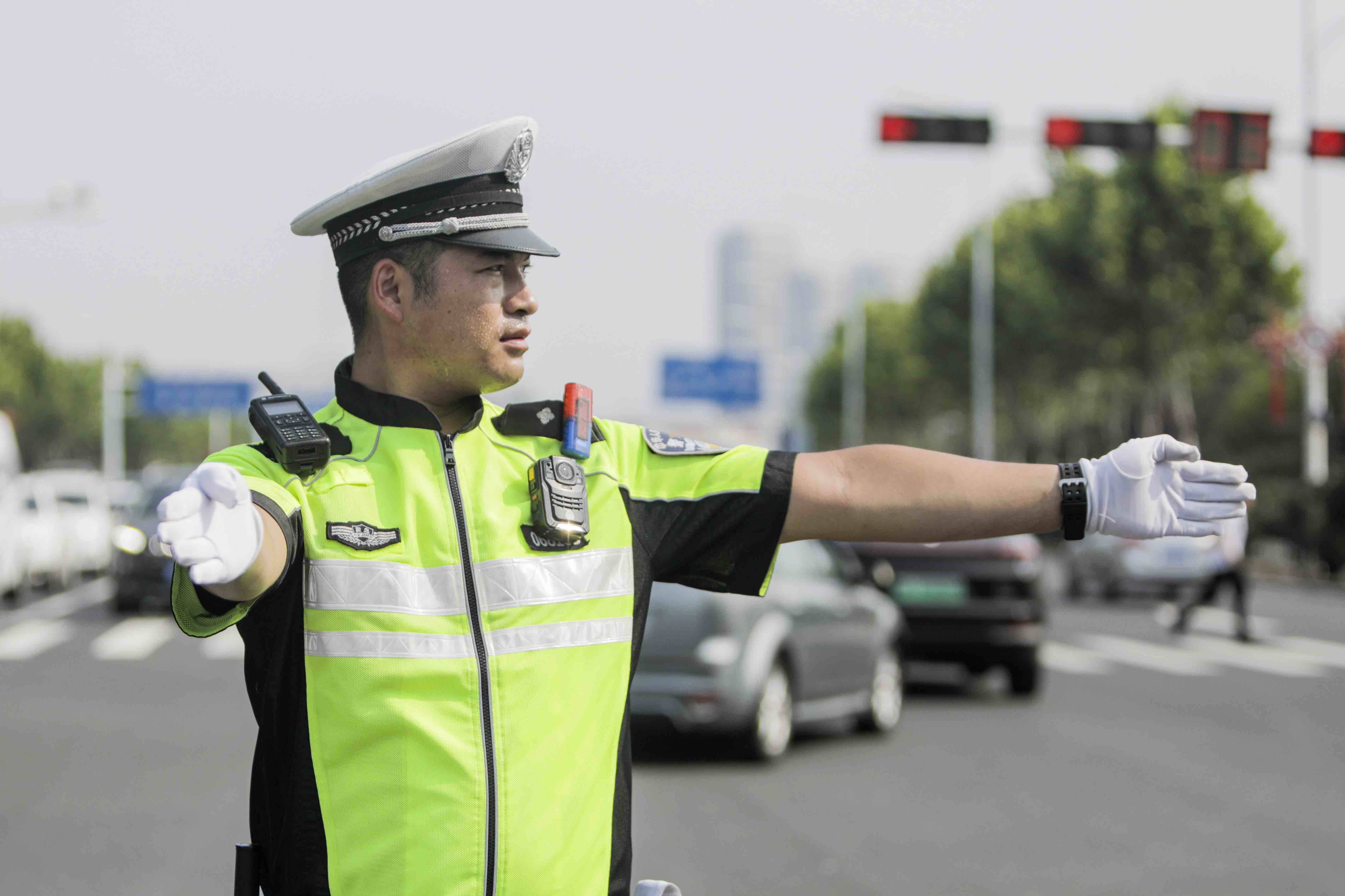 新聞>新區民生>正文>據瞭解,為保障盛夏酷暑天氣下執勤交警的健康