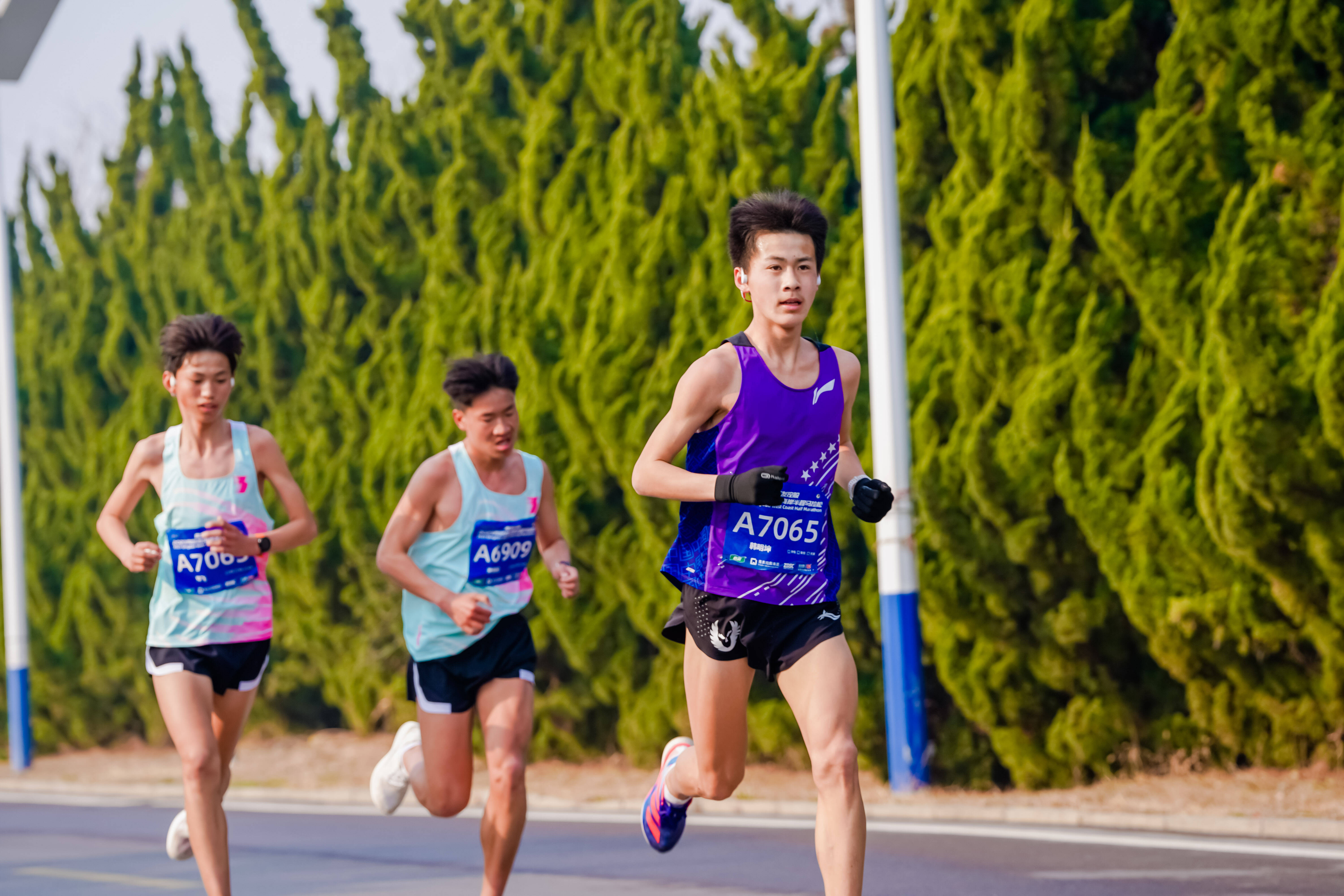 青岛西海岸半程马拉松:纵情山海间 点燃一座城 - 海报新闻
