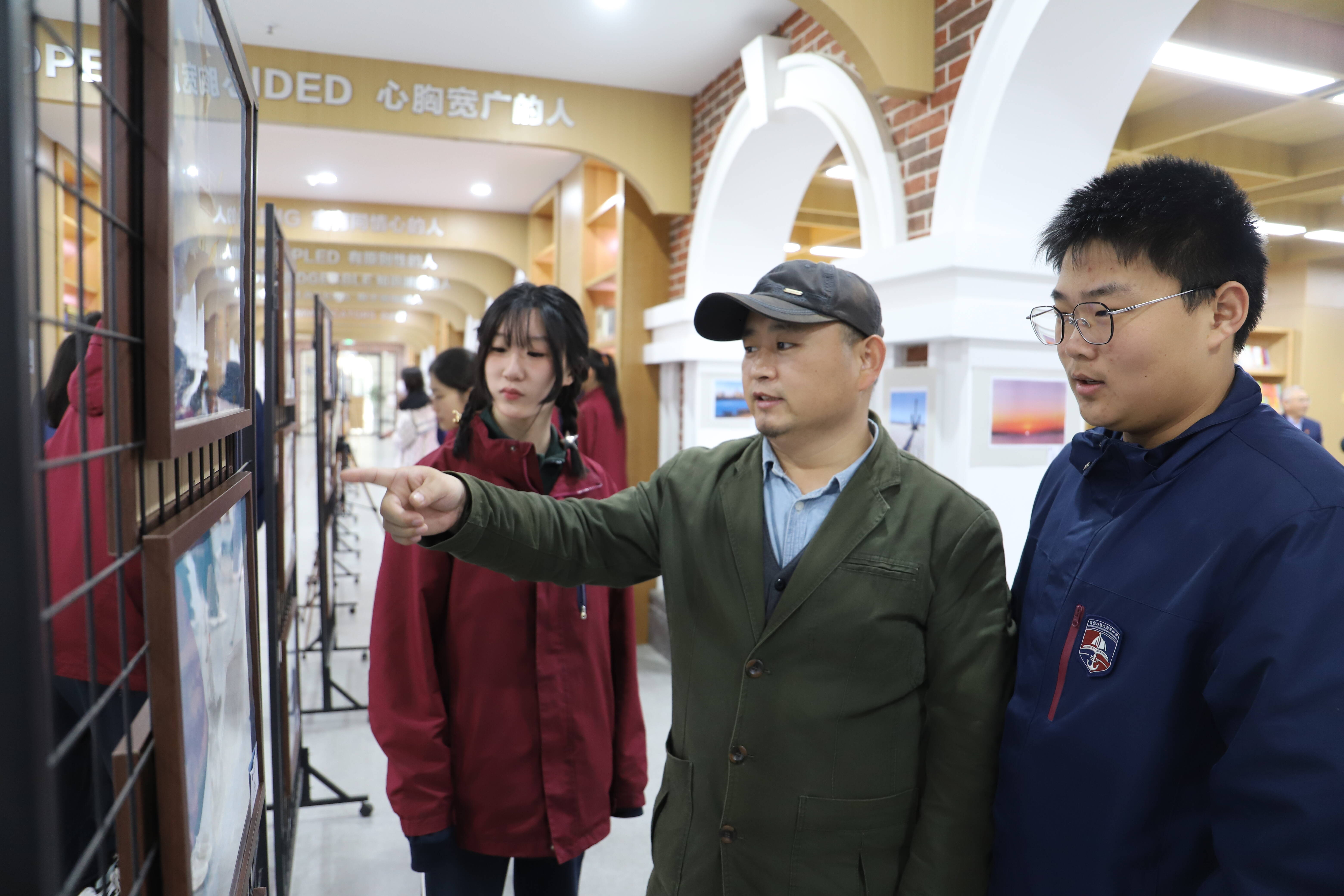青岛古镇口海军中学举行庆祝人民海军成立74周年美术作品展