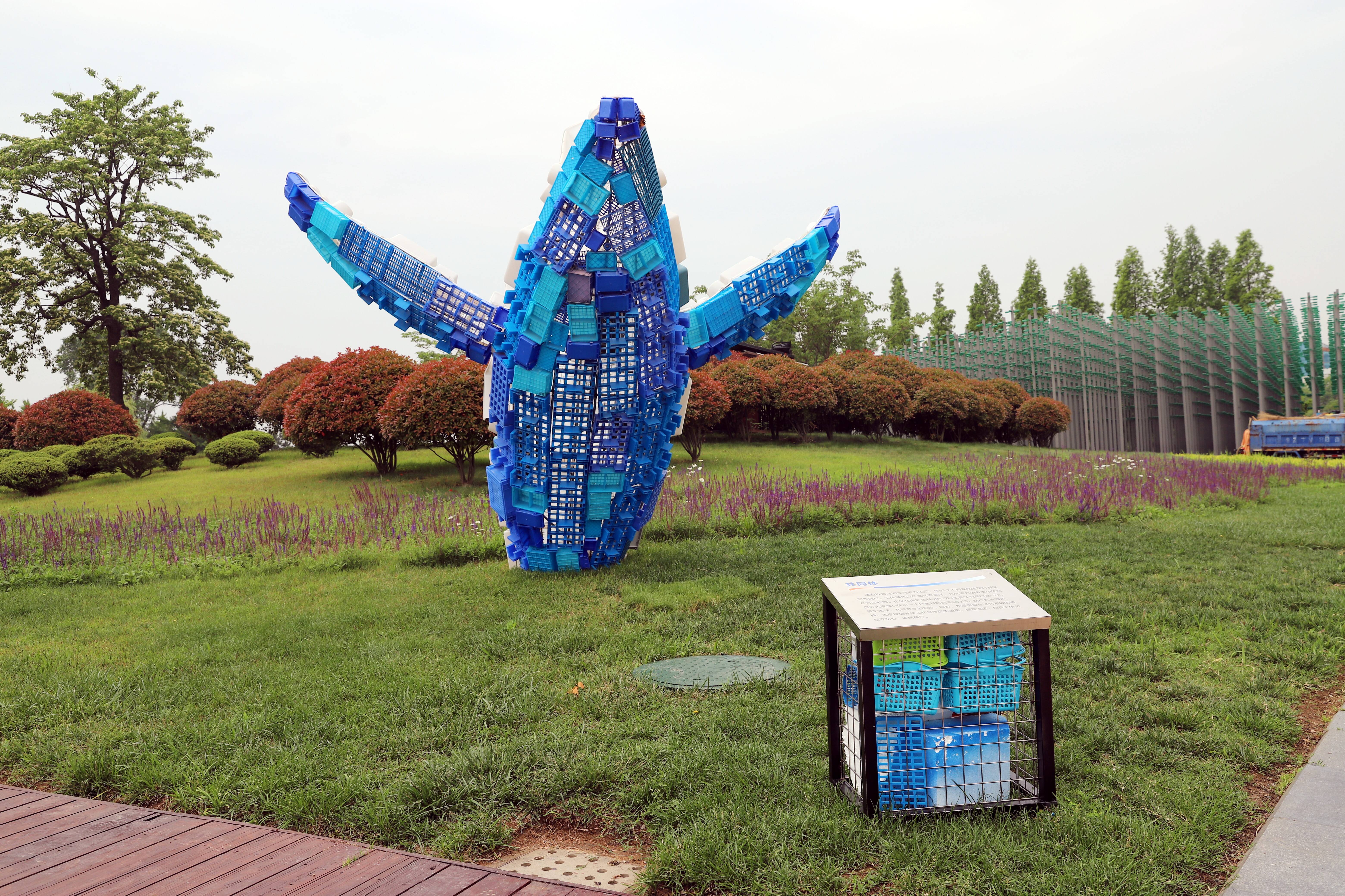 让垃圾分类成为低碳生活新时尚唐岛湾公园垃圾变景观引领新时尚