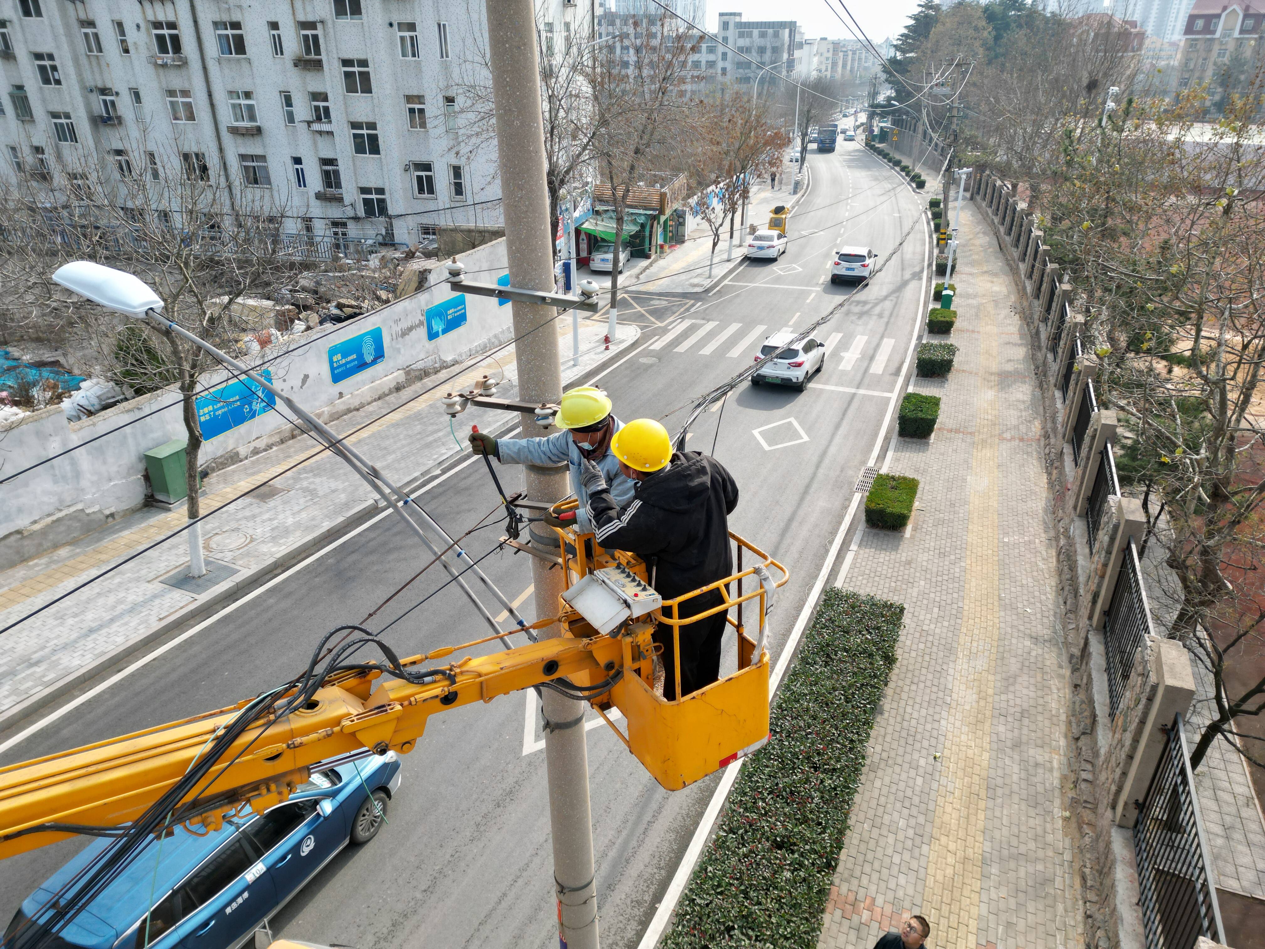 多条道路开工缆线整治创新机制天上地下整齐有序