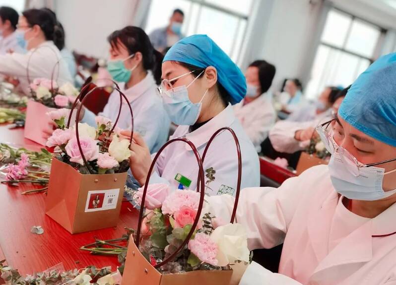 此次插花活动让平时在临床护理岗位上默默奉献青春,手握注射器的护士