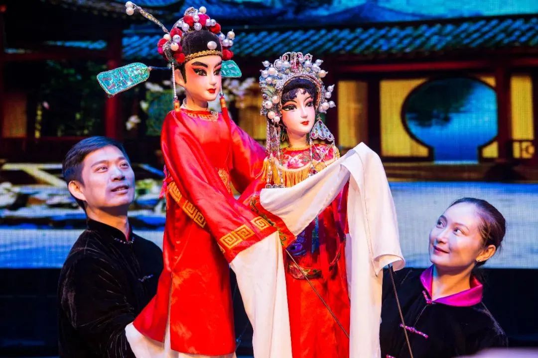 木偶艺术四十多年,在木偶表,导演方面有一定的造诣,擅长杖头木偶表演