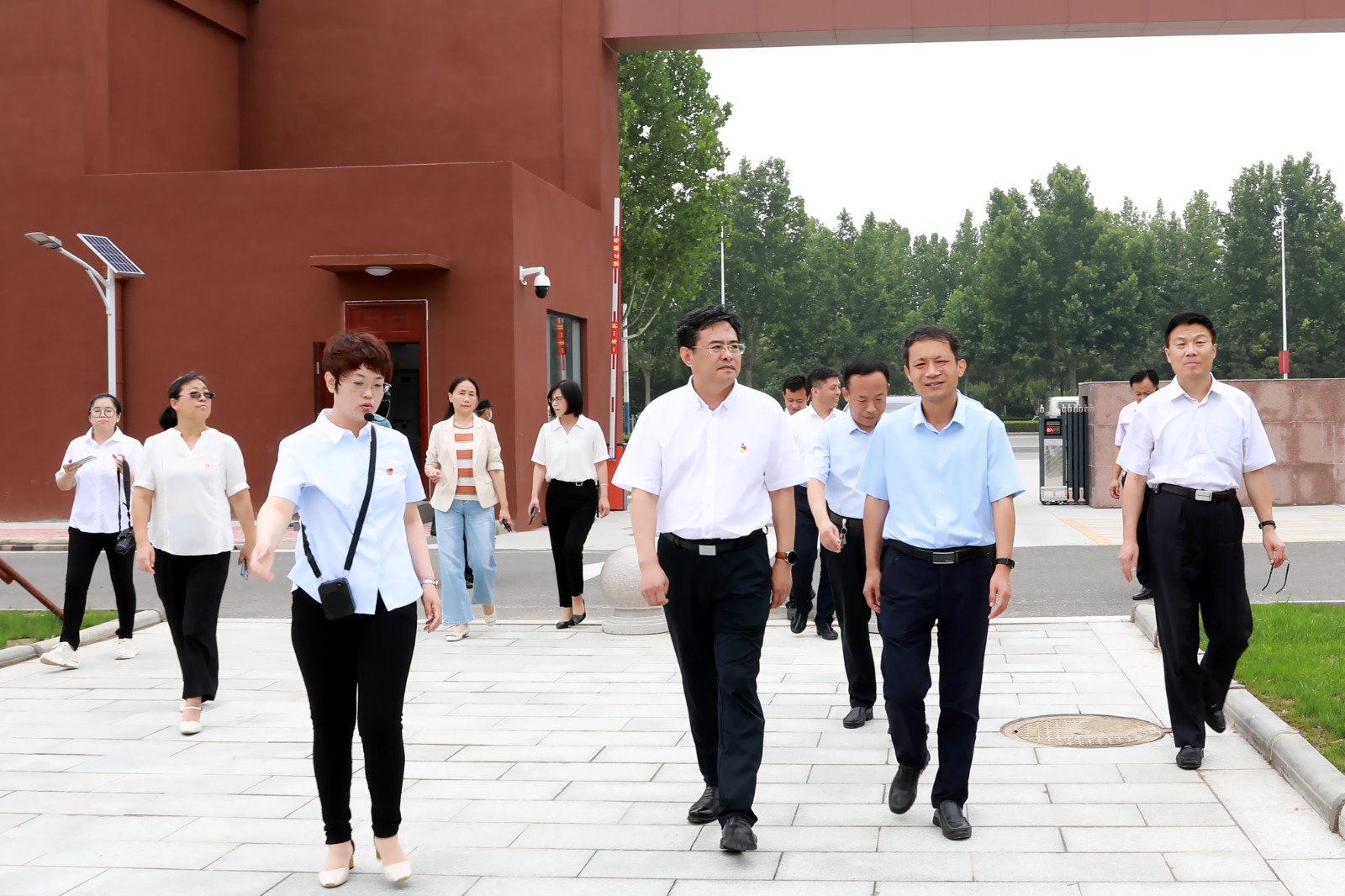 座谈会上,殷玉平详细听取了平原县委党校工作情况汇报,并对学校各项