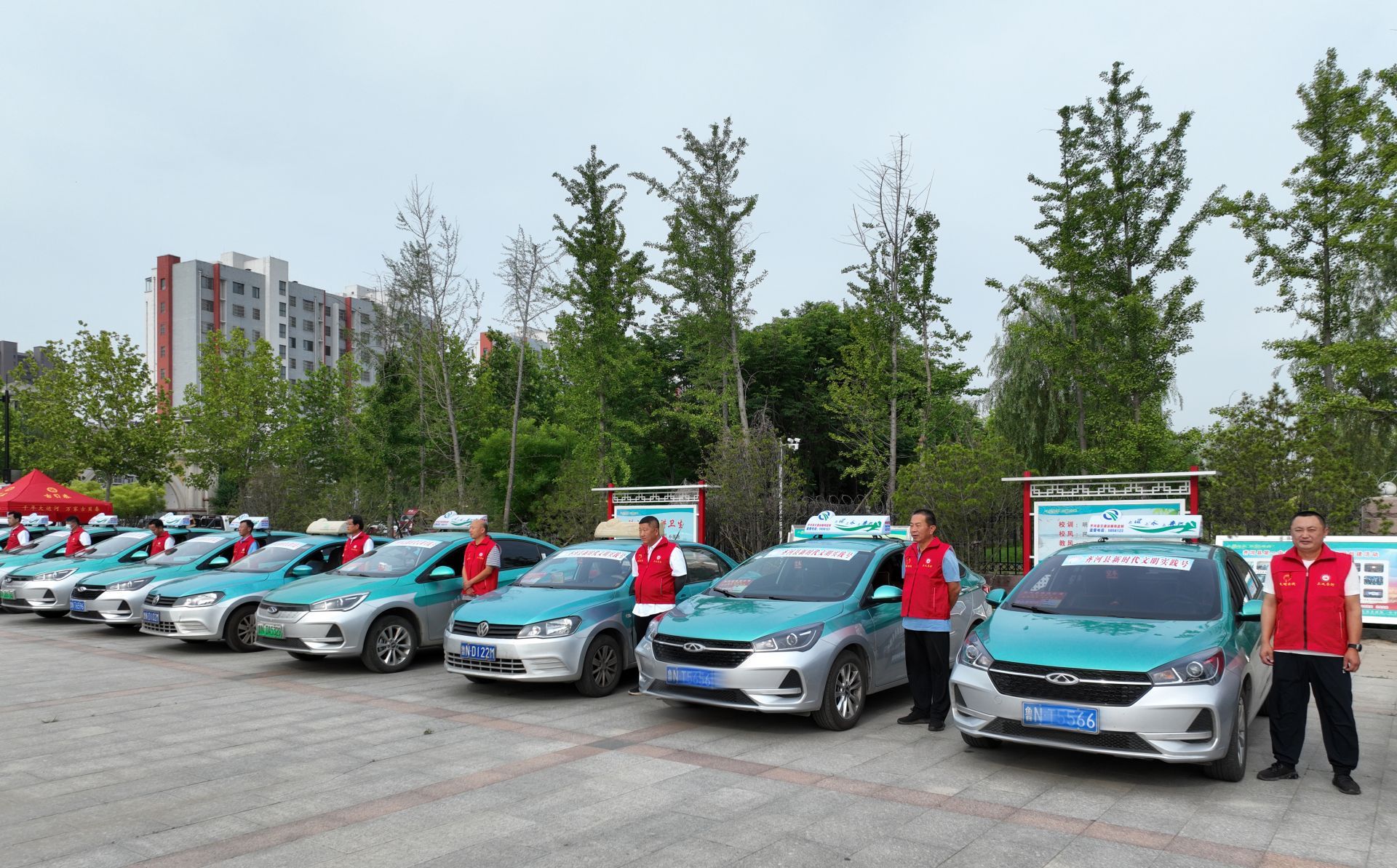 齐河县75辆新时代文明实践号公交车出租车护航高考