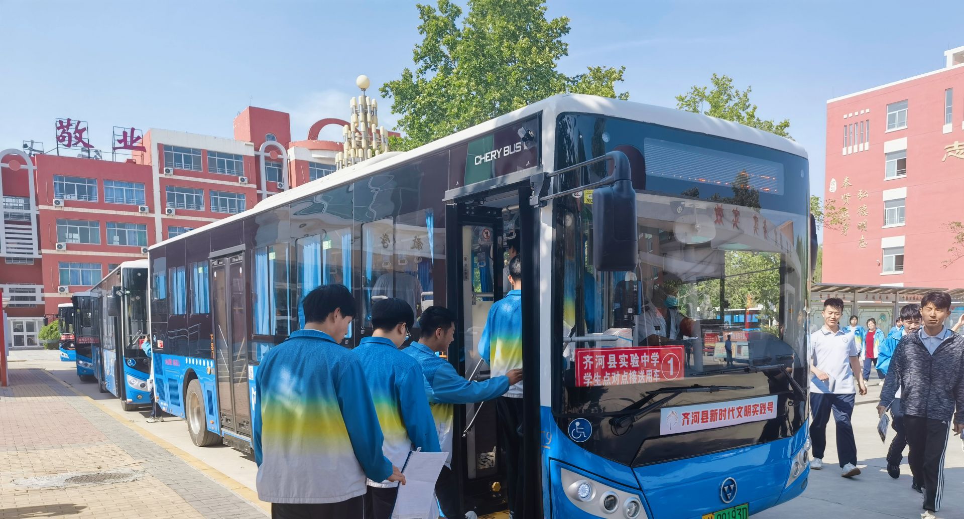 齐河县75辆新时代文明实践号公交车出租车护航高考