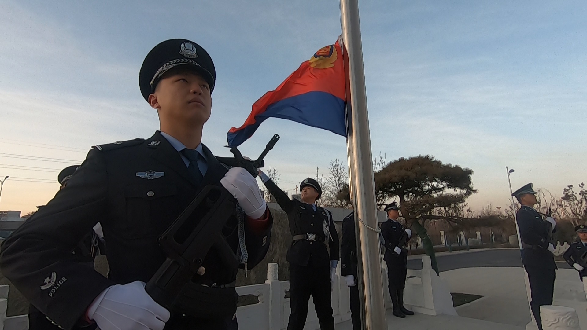 你好警察节德州公安首次升警旗