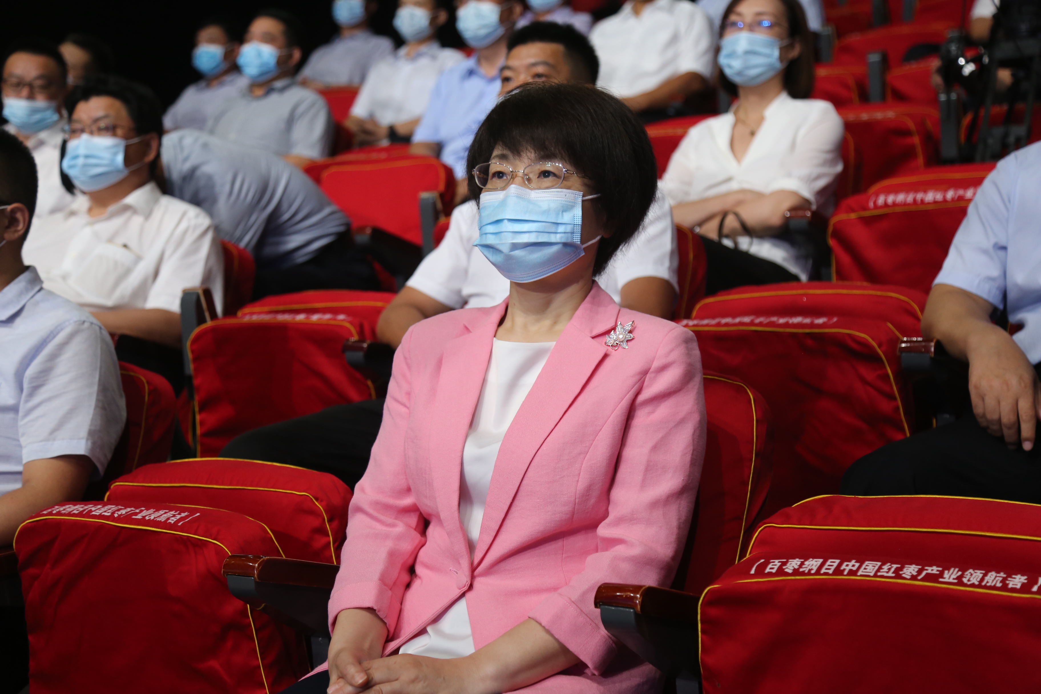 市人大常委会副主任钟玲在直播现场观看.