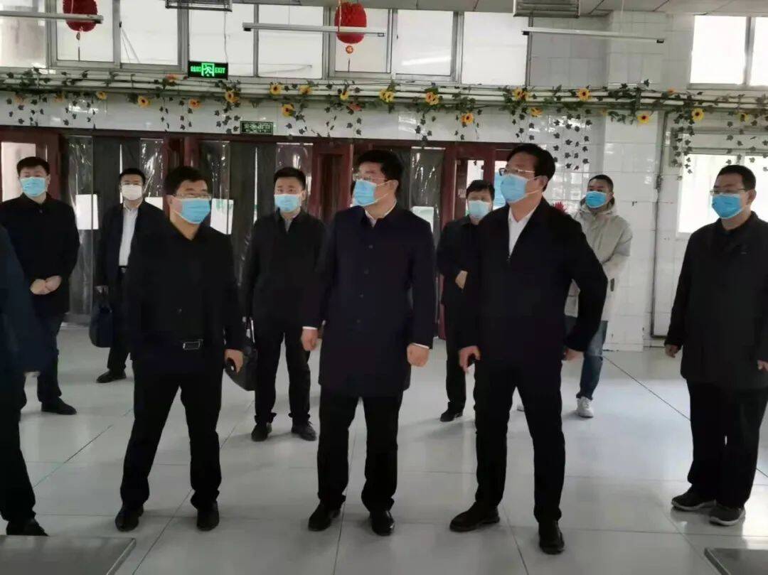 在县第一中学,赵之达实地察看了学校校门疫情防控点