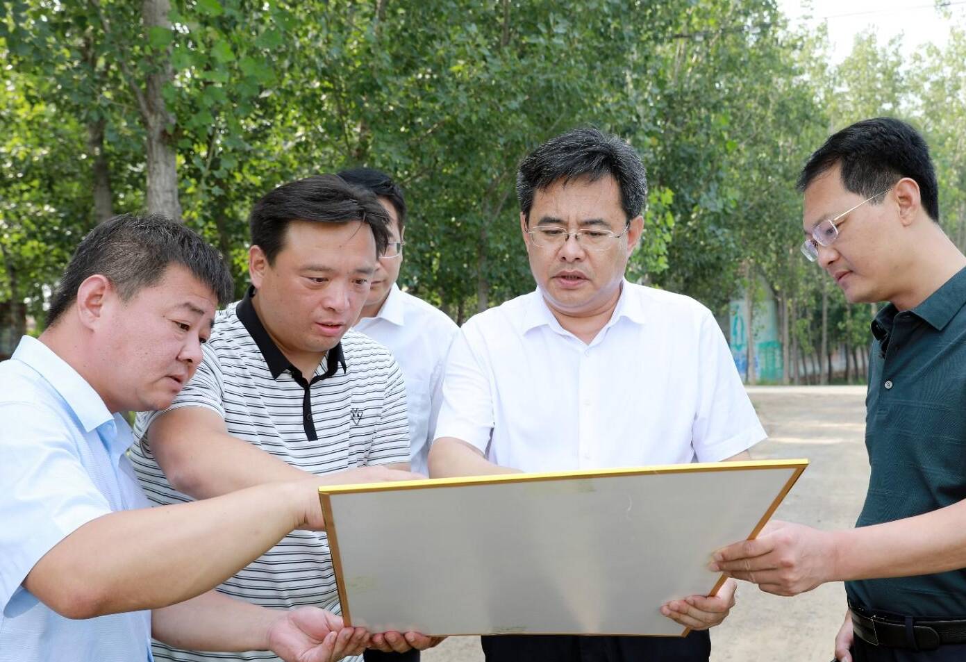 平原县委书记王玉东开展巡河并指导恩城镇镇区闭环水系改造治理工作