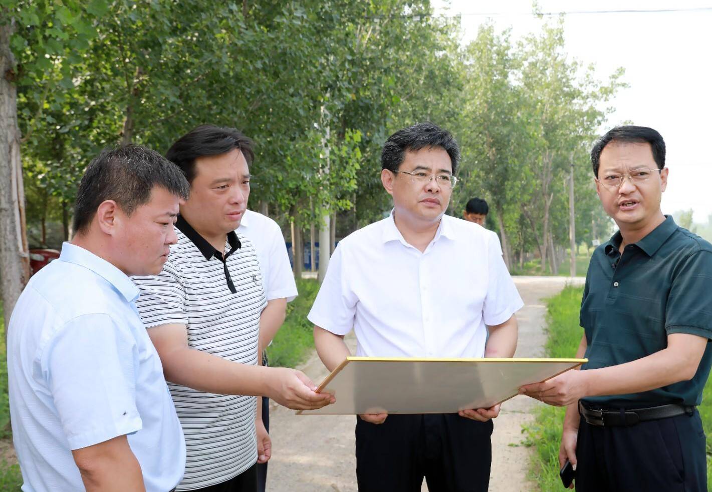 平原县委书记王玉东开展巡河并指导恩城镇镇区闭环水系改造治理工作