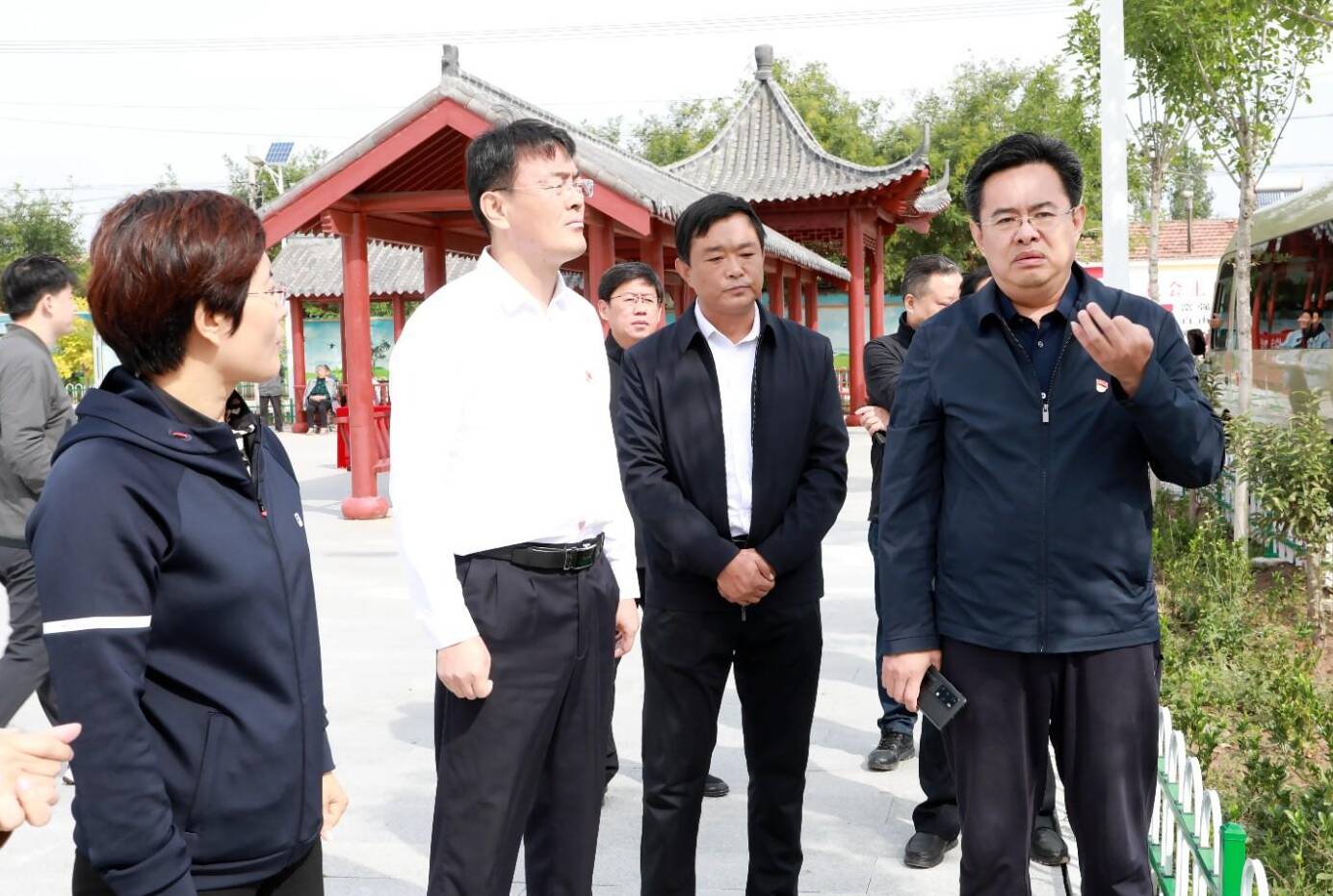 平原县委书记王玉东调研三秋生产大豆玉米带状复合种植及美丽乡村示范