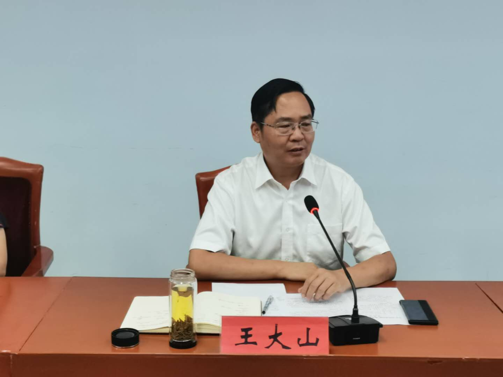 吴峰通报了"四好农村路"建设进展情