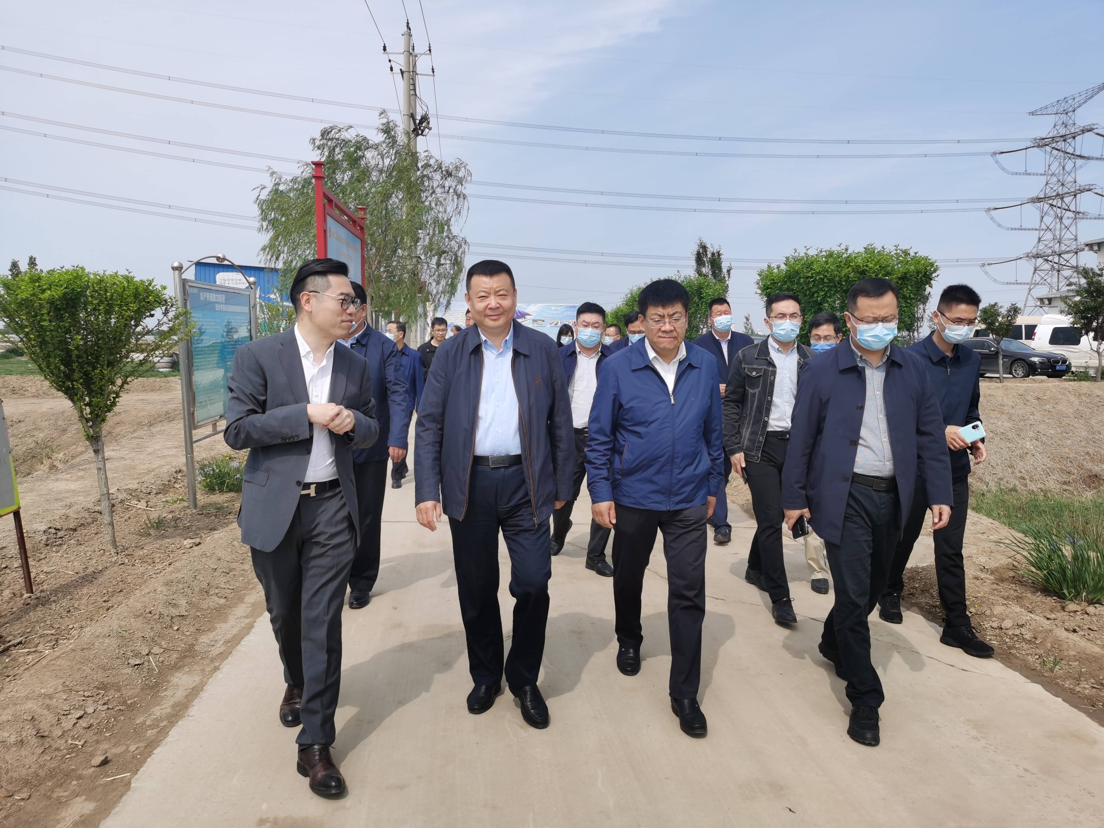 5月13日,市人大常委会党组副书记,副主任吴峰带领视察组对全市脱贫