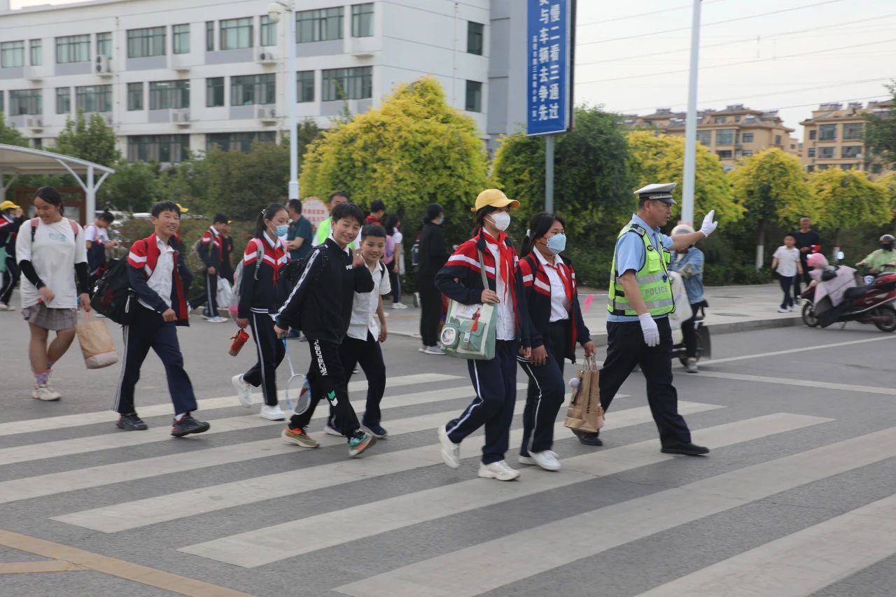 媒体>高密融媒>不论春夏秋冬,酷暑严寒,他们定人,定岗,定责在学校门口