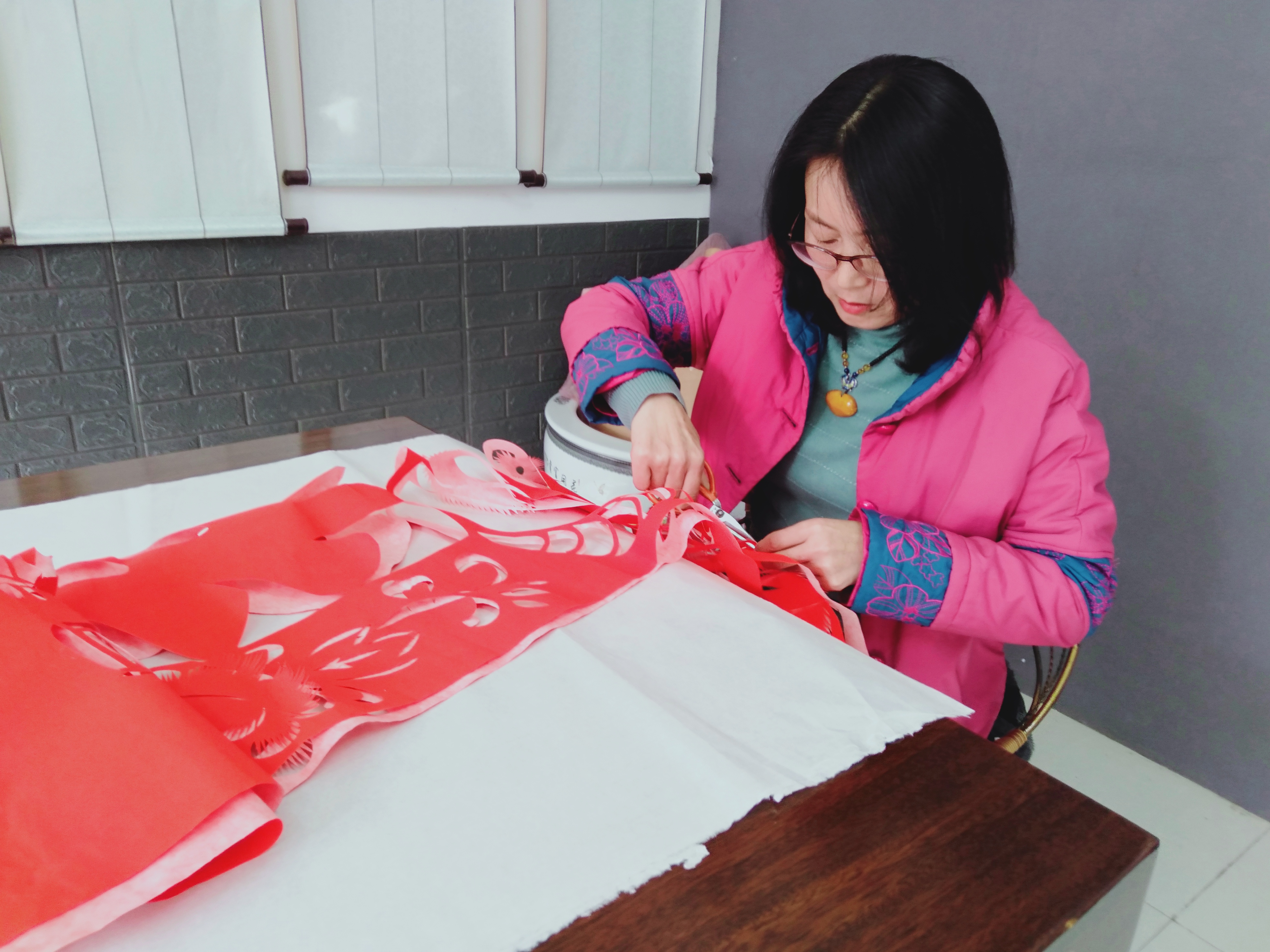 邓辉:剪纸艺术绽放文化异彩