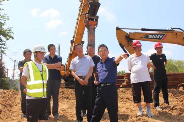 潍坊高密市领导调度星宇产业园污水管网过胶河工程