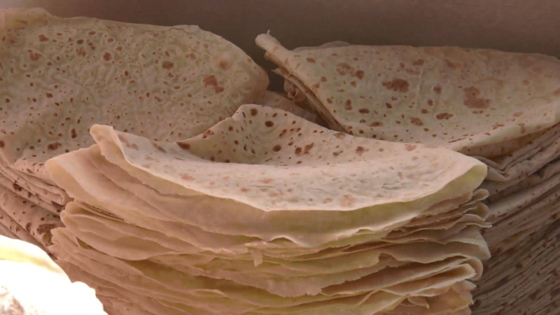 铁鏊子烙单饼,薄薄软软,劲道有嚼劲,透着面香