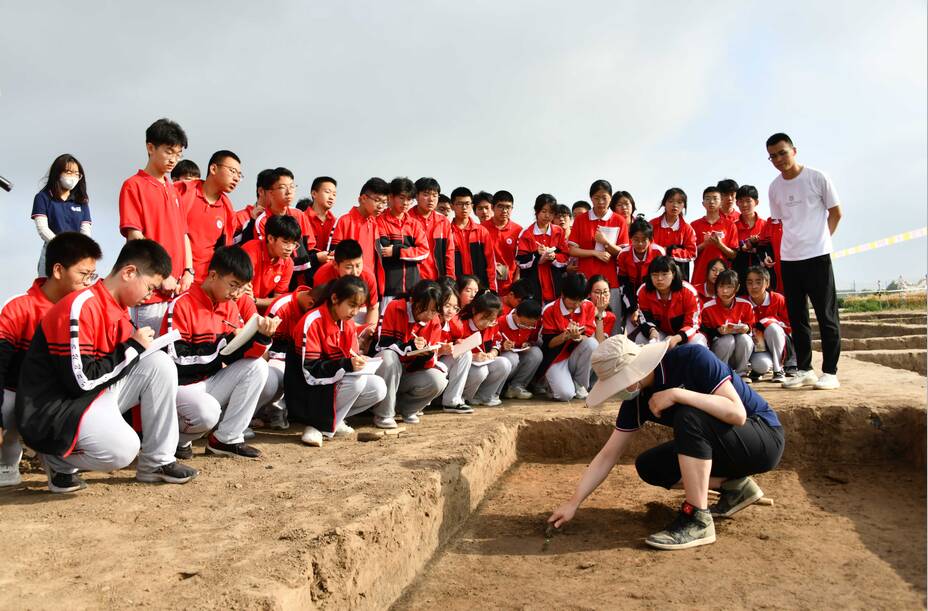 别开生面山东大学考古队与高密一中400余名师生联合考古
