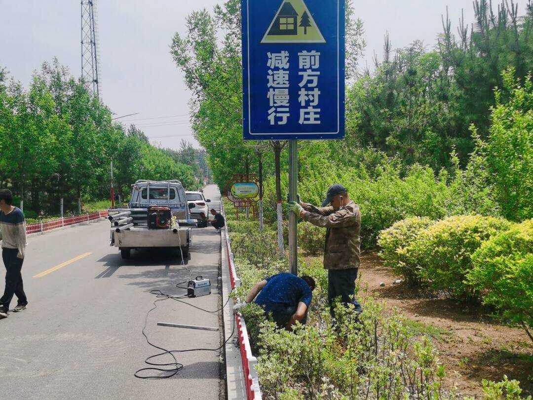 村道路口安全警示牌图片