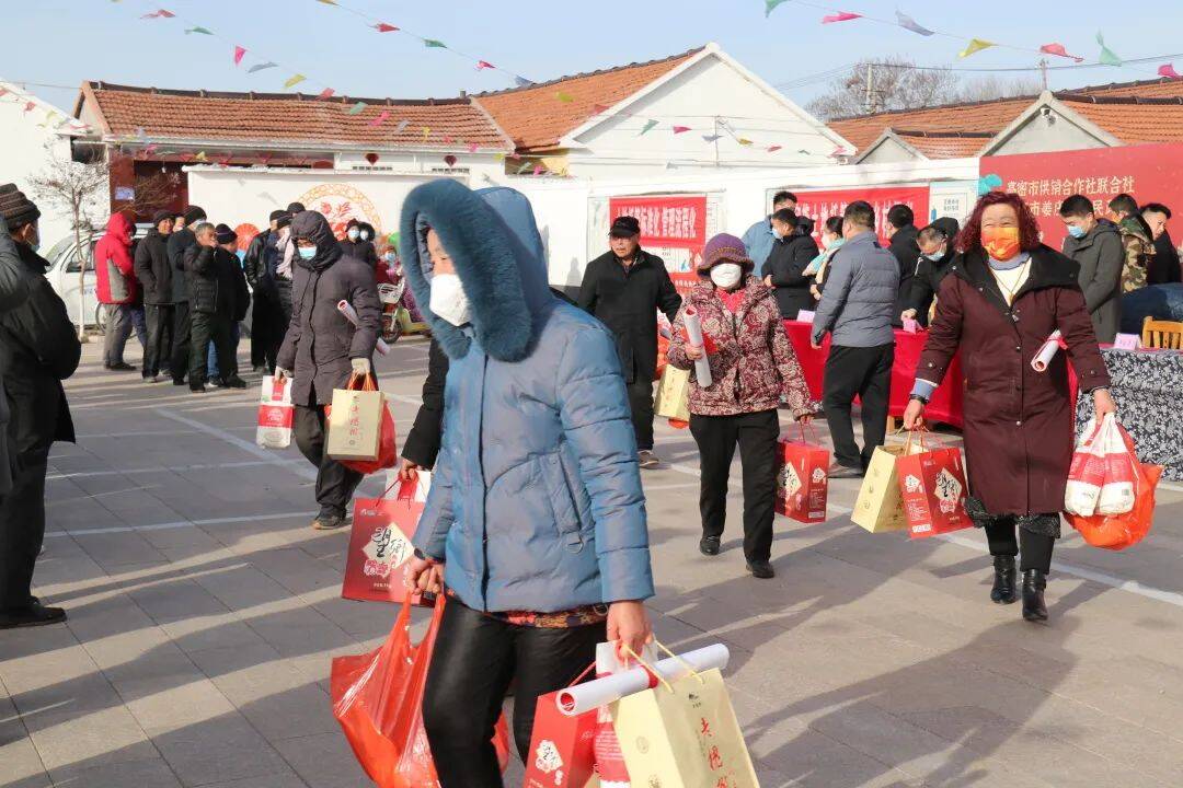 托出錢景喜提分紅高密姜莊鎮後於家莊村召開土地託管二次分紅會議