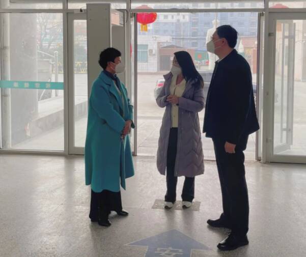 大年初一,柴沟镇党委书记高健,镇党委副书记,镇长夏业秀到中心卫生院
