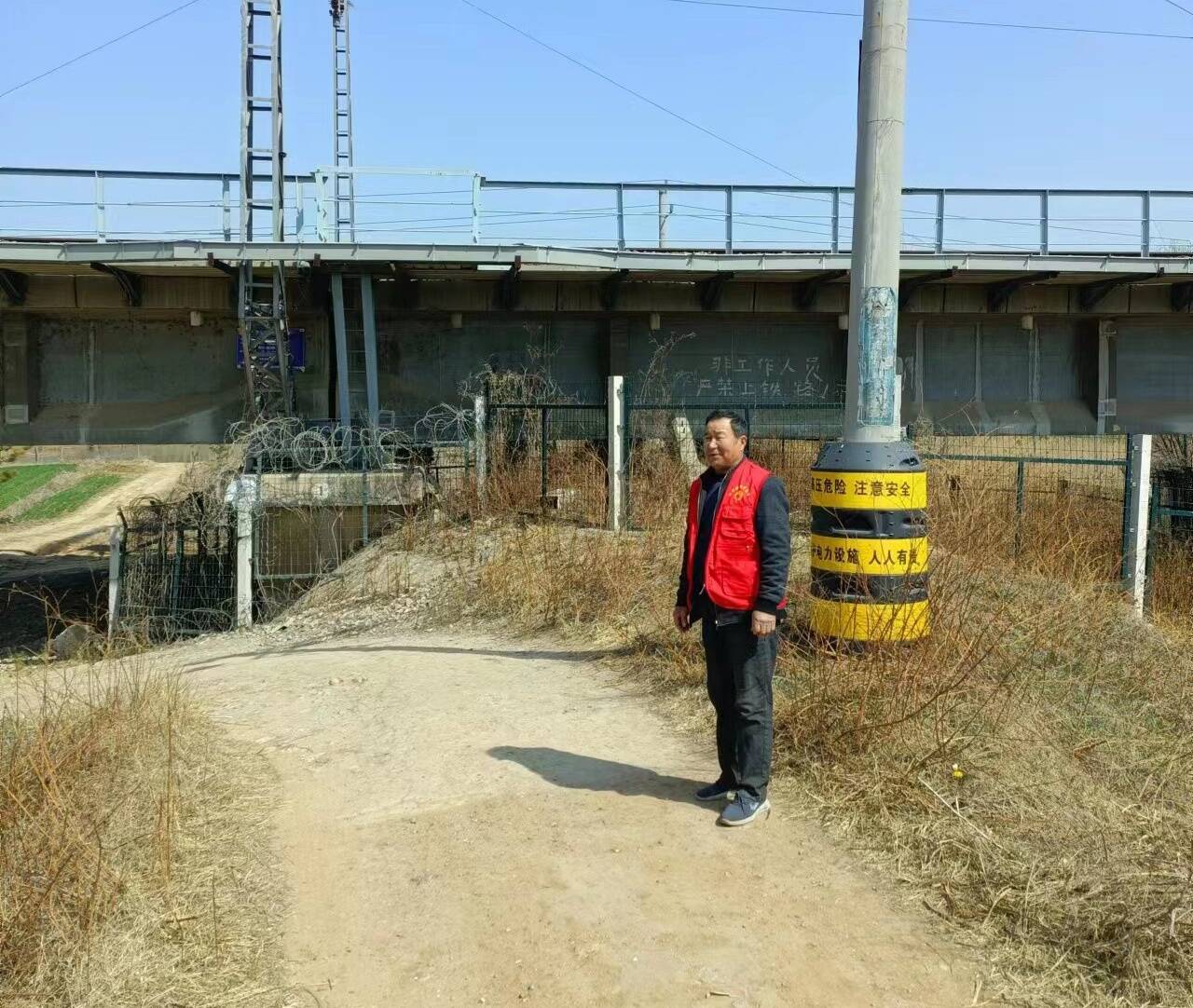 高密市姚哥庄社区深入开展铁路沿线环境综合整治行动