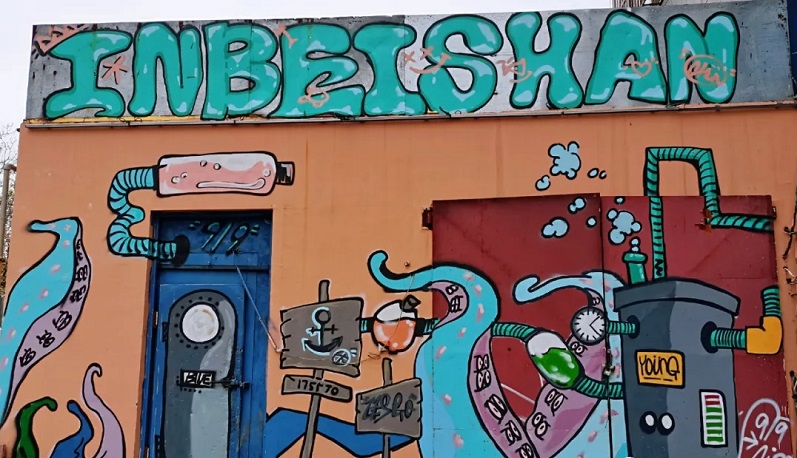 闹中取静花影幢幢,在老街新威附路上,街头涂鸦为闹市添上了几块艺术的