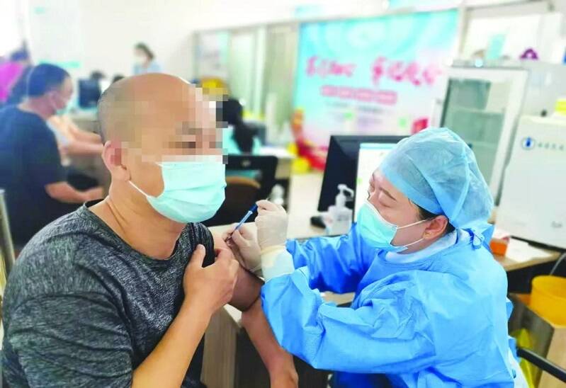 张村镇卫生院医疗服务队在卫生院一楼大厅集合后院长刘向阳布置了当天