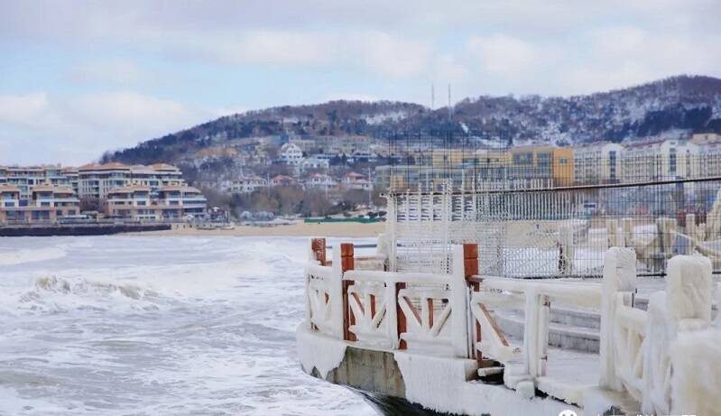 威海雪景海边图片