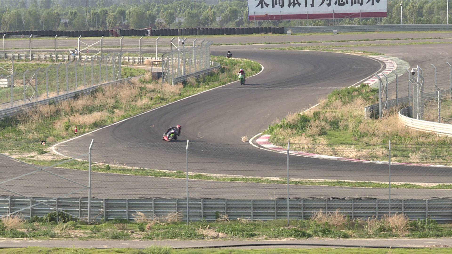 菏泽市定陶区41秒带你体验f3国际赛道摩托车漂移